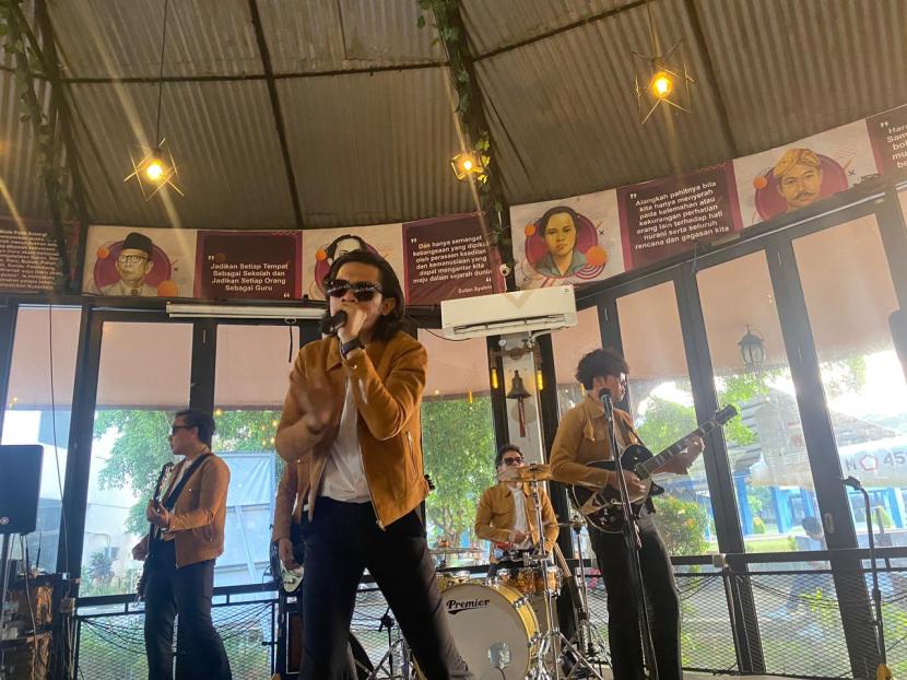 The Changcuters saat perilisan lagu baru berjudul Memang Beda di Jakarta, Selasa (18/12/2023).