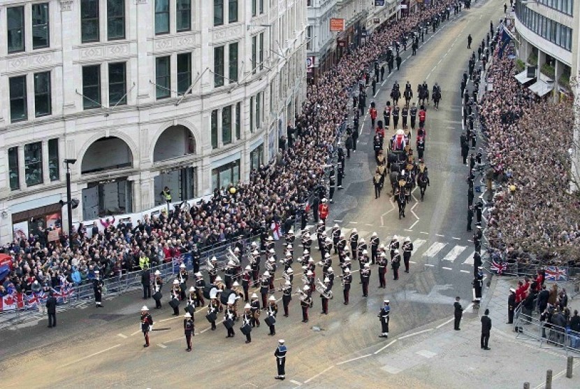 The coffin of former British prime minister Margaret Thatcher, draped in the Union Flag, is carried on a gun carriage drawn by the King's Troop Royal Artillery during her funeral procession in London April 17, 2013. 