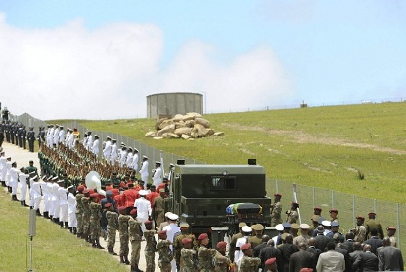 The coffin of South African former president Nelson Mandela is carried on a gun carriage for a traditional burial in after the funeral ceremony in Qunu December 15, 2013. 