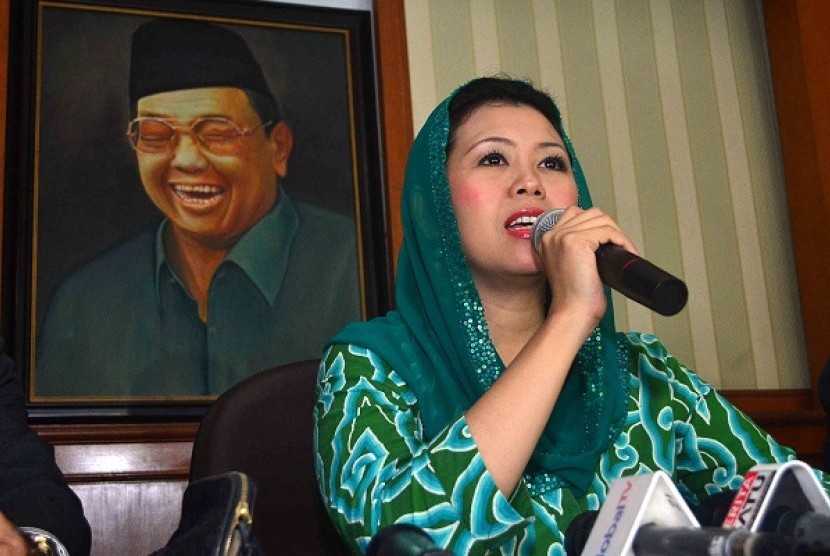 The daughter of 4th Indonesian President Abdurrahman Wahid, Yenny Wahid, explains in Jakarta on Tuesday that she will not join the ruling party, Democratic Party. 