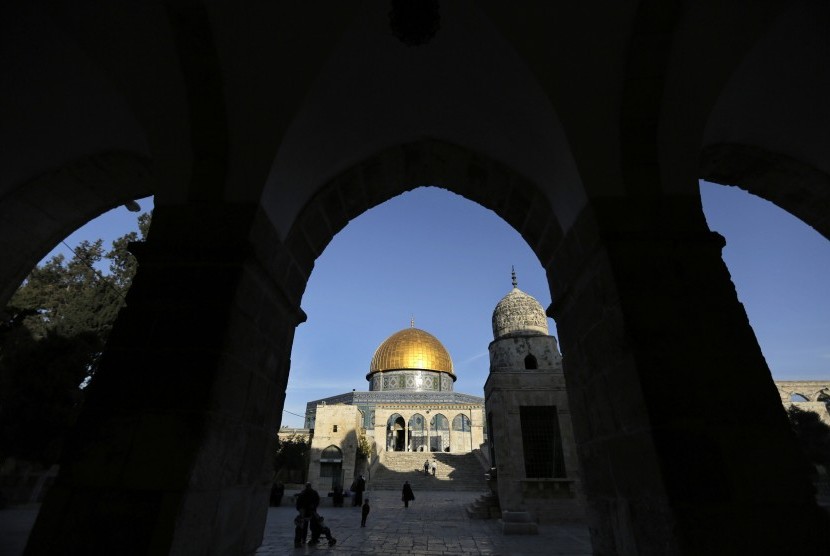 The Dome of the Rock (center) is seen through an arch as Palestinians visit the compound known to Muslims as Noble Sanctuary and to Jews as Temple Mount, in Jerusalem's Old City on January 21, 2014. (Illustration)