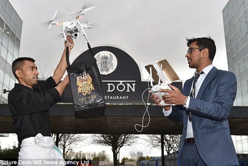 The Don menggunakan drone untuk mengantarkan pesanan makanan