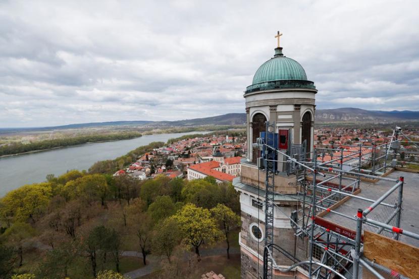 Gereja Katedral Esztergom di Hongaria sedang direvonasi.
