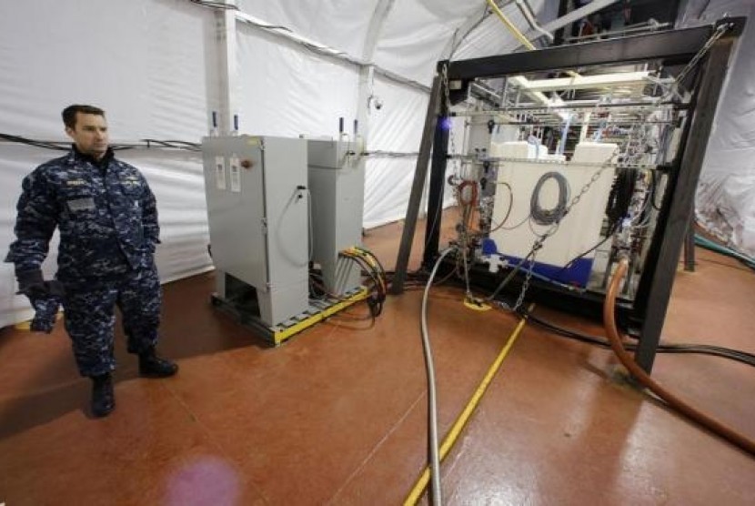 The Field Deployable Hydrolysis System used to destroy and neutralize chemical weapons sits aboard the MV Cape Ray before its deployment from Portsmouth, Virginia, January 2, 2014.
