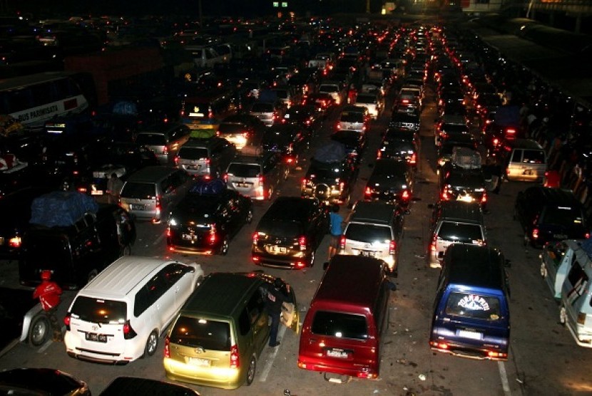 The file picture shows traffic congestion during homebound trip season in Merak port before Eid al Fitr. (file photo)