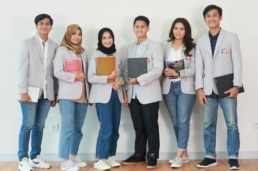 The First Fintech University in Indonesia, Cyber University hadir dengan mempersiapkan generasi muda profesional di bidang fintech dan bisnis digital. 