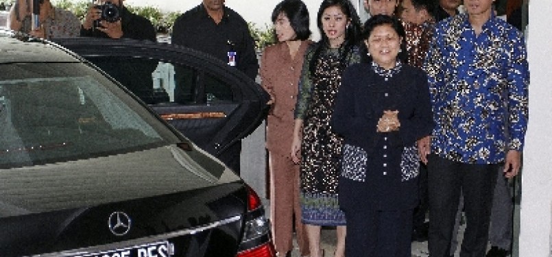 The First Lady, Ani Yudhoyono (2nd right) leaves the hospital on Sunday afternoon.