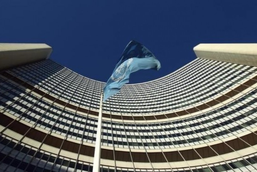 The flag of the International Atomic Energy Agency (IAEA) flies in front of its headquarters in Vienna November 28, 2013.