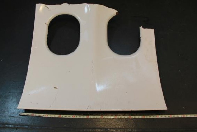The front side of debris resembling an aircraft window panel recovered by the Republic of Singapore Navy is seen in this handout photo provided by Singapore's Ministry of Defence, released to Reuters on January 4, 2014.