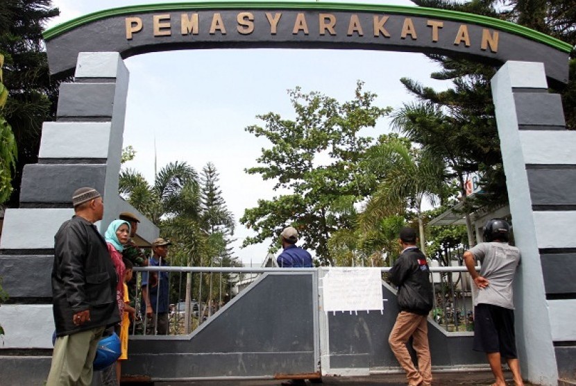 The gate of Tanjung Gusta Penitentiary in Medan, after riot last week (illustration)