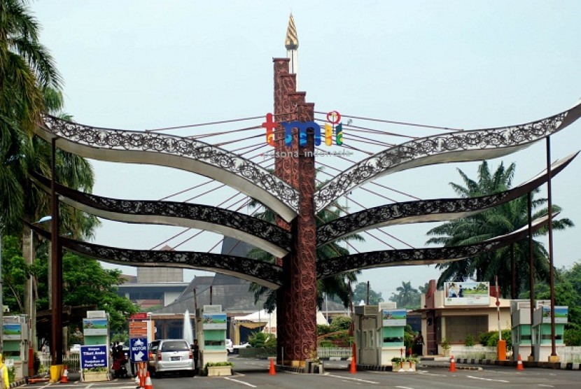 The gate towards Beautiful Indonesia Miniature Park (TMII) in Jakarta. (file photo)