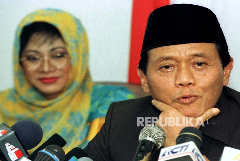 Menteri Penerangan Republik Indonesia periode 1983-1997, Harmoko (kanan)