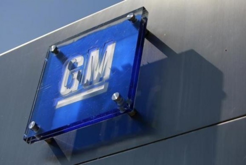 The General Motors logo is seen outside its headquarters at the Renaissance Center in Detroit, Michigan in this file photograph taken August 25, 2009.