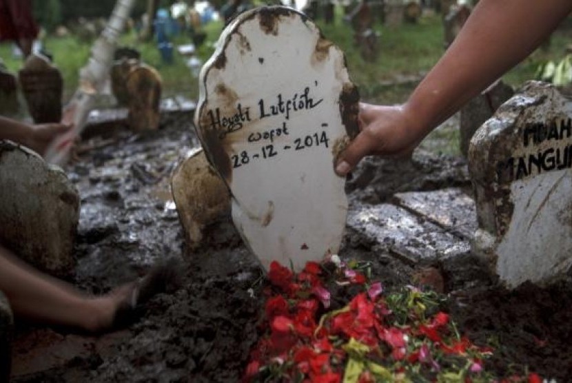 The grave marker of Hayati Lutfiah, a passenger of AirAsia QZ8501, is pictured at a cemetery in Surabaya January 1, 2015. 