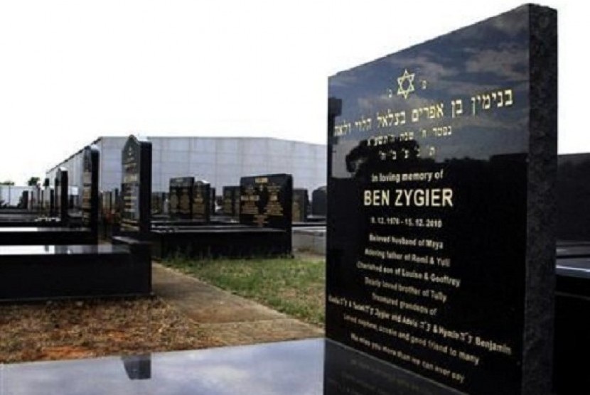 The grave of Ben Zygier (right), the Australian whom local media have identified as the man who died in an Israeli prison in 2010 and who may have been recruited by Israeli intelligence agency Mossad, is pictured at a Jewish cemetery in Melbourne February 