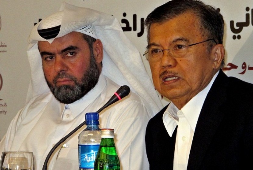    The head of Indonesian Red Cross (PMI) Jusuf Kalla (right) with CEO of Qatar Charity Yusuf Bin Ahmed Al Kuwary are in Doha, Qatar on Thursday, to explain the strategy and concrete actions to resolve conflict between Rohingya and Rakhine ethnics. (illust