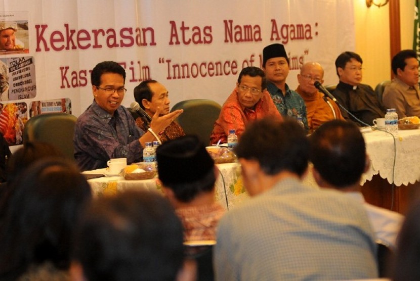 The head of National Committee of Human Rights, Ifdhal Kasim (left) sits among a panel of interfaith leaders in Jakarta, Wednesday. They held a dialog on violence on behalf of religion, with Innocence of Muslims as a study case. (illustration)  