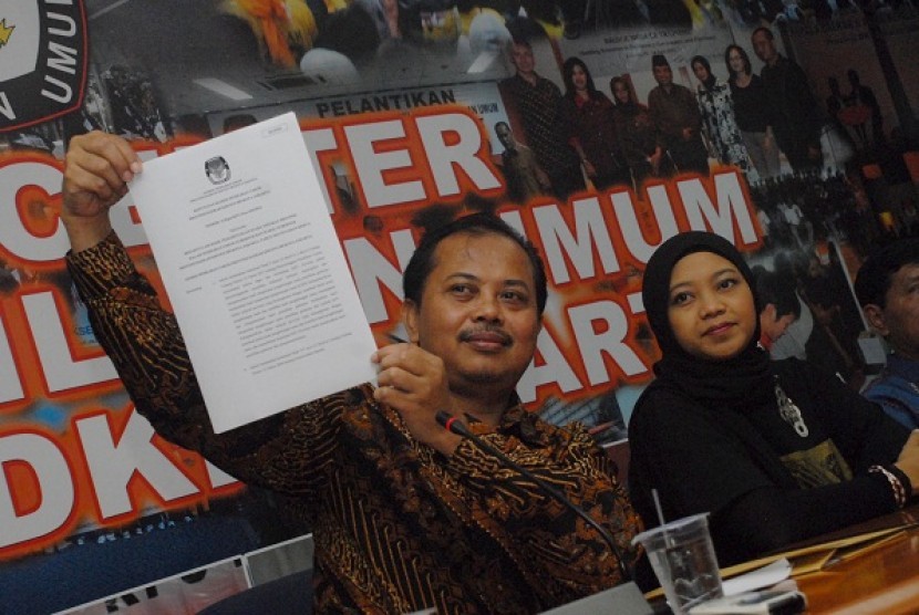 The head of task force at the Jakarta election commision (KPUD), Sumarno (left), and the head of KPUD Jakarta, Dahlia Umar, announce the official result of Jakarta gubernatorial election in 2012 on Saturday. KPUD officially announce Joko Widodo and his running mate, Basuki Tjahaja Purnama win over Fauzi Bowo and Nachrowi Ramli.
