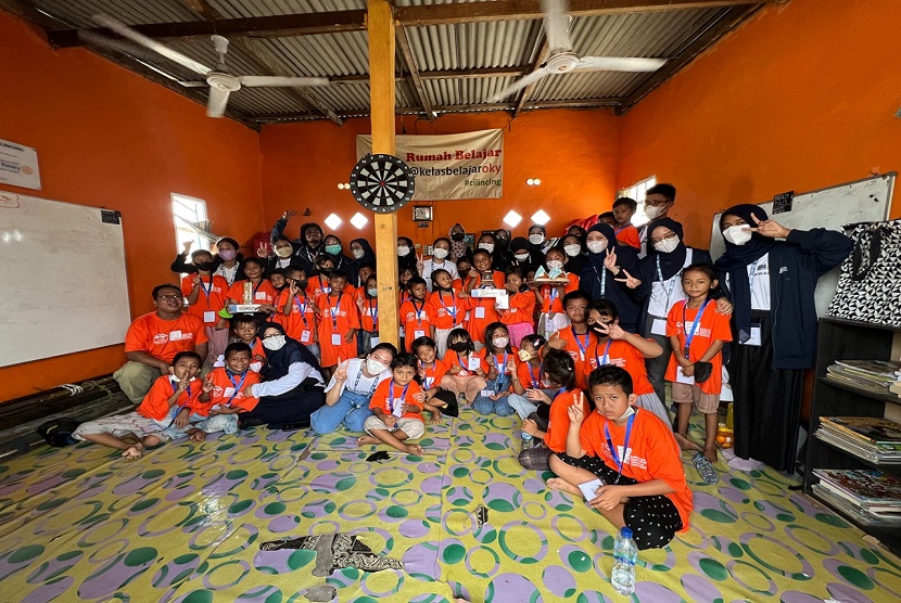  The Indonesian International Education Foundation (IIEF) mengajak para penerima Beasiswa Cakrawala untuk berbagi bersama anak-anak nelayan di Kelas Belajar Oky (KBO) Cilincing.