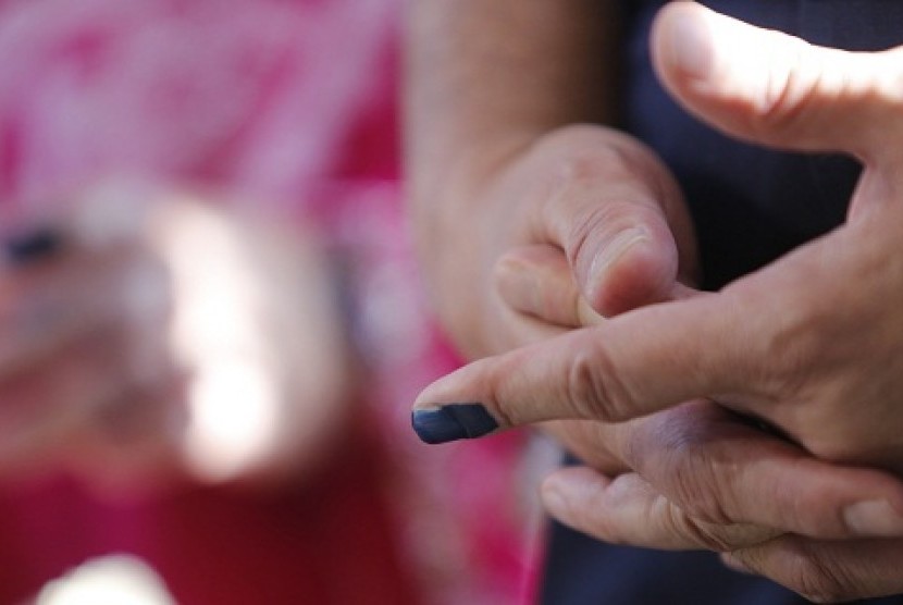 The inked fingers of Malaysia's Prime Minister Najib Razak (right) and his wife Rosmah Mansor are seen after they cast their votes during the general elections in Pekan, 300 km east of Kuala Lumpur May 5, 2013. 