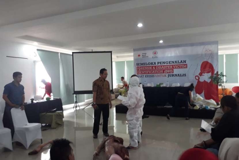 The International Committee of the Red Cross (ICRC) atau Komite Internasional Palang Merah dan Palang Merah Indonesia (PMI) menggelar pengenalan forensik dan DVI kepada jurnalis dan relawan di salah satu hotel Sukabumi, Jawa Barat Sabtu (25/8). Langkah tersebut untuk menekankan pentinya identifikasi jenazah