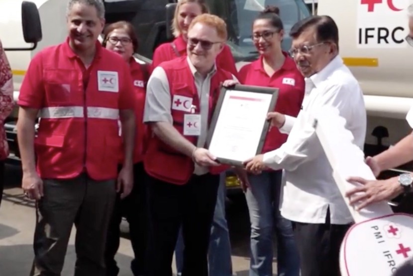 The International Federation of Red Cross and Red Crescent Societies (IFRC) menyerahkan bantuan 10 unit truk tangki air dan satu truk barang kepada Palang Merah Indonesia