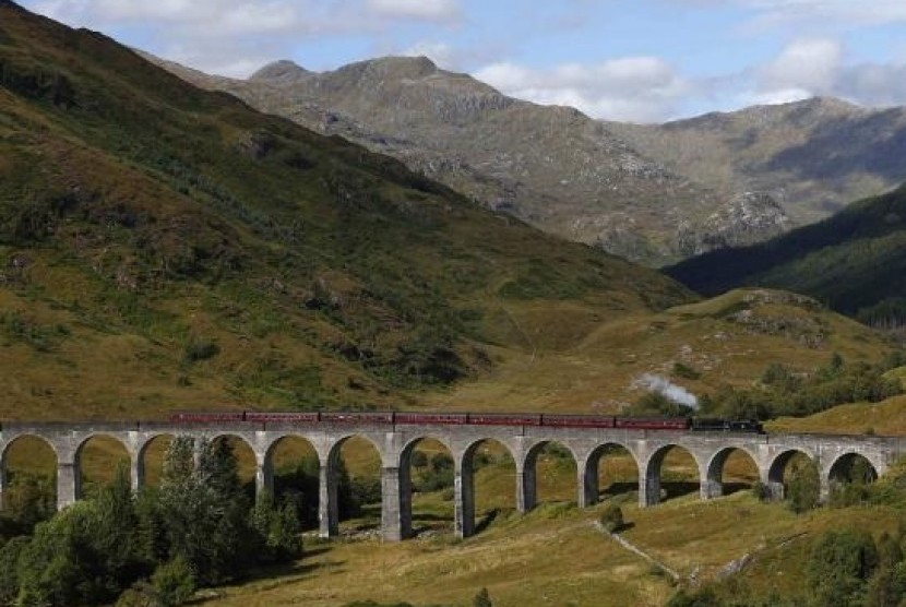 The Jacobite steam train crosses the Glenfinnan Viaduct in Scotland August 31, 2014.