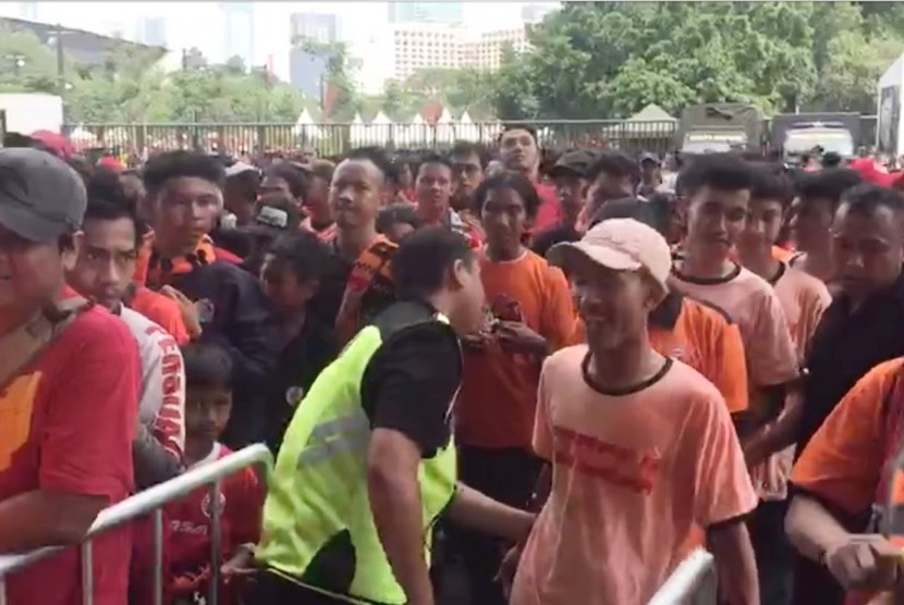 The Jak Mania memasuki stadion GBK, Minggu (9/12)