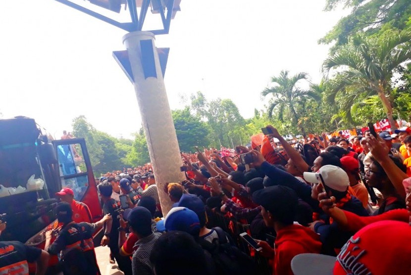The Jakmania menyambut rombongan Persija di Stadion Manahan, Jumat (3/11).