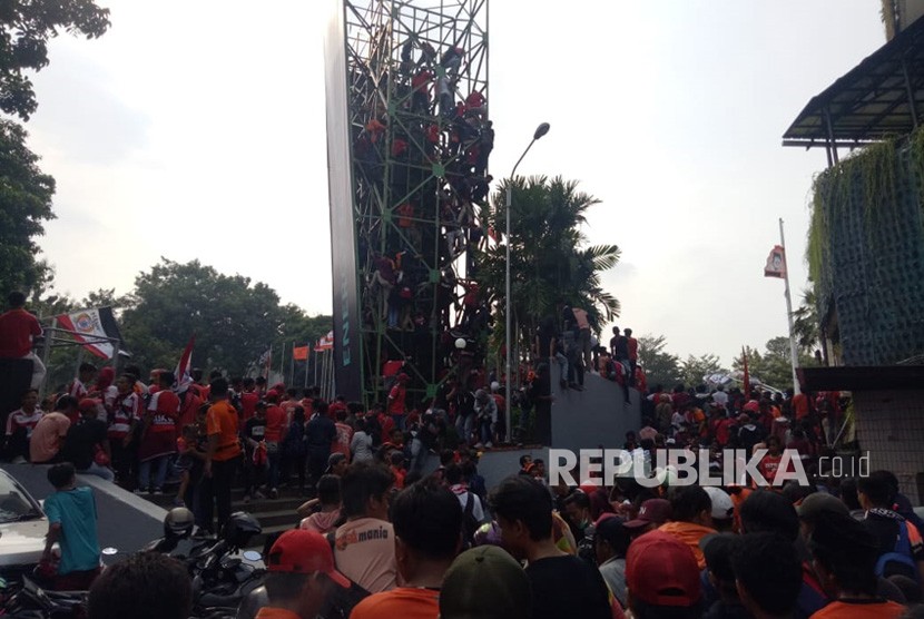 The Jakmania rela memanjat Wall Climbing demi nonton bareng laga Persija Jakarta menjamu Mitra Kukar, di halaman Kemenpora, Jakarta Pusat, Ahad (9/12). 