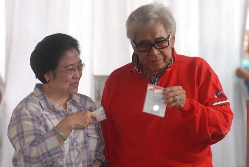 The late Chairman of People's Consultative Assembly (MPR) Taufiq Kiemas (left) is with her spouse, former president Megawati Soekarnoputri, during a regional election to elect governor of Jakarta, in 2012. (file photo)