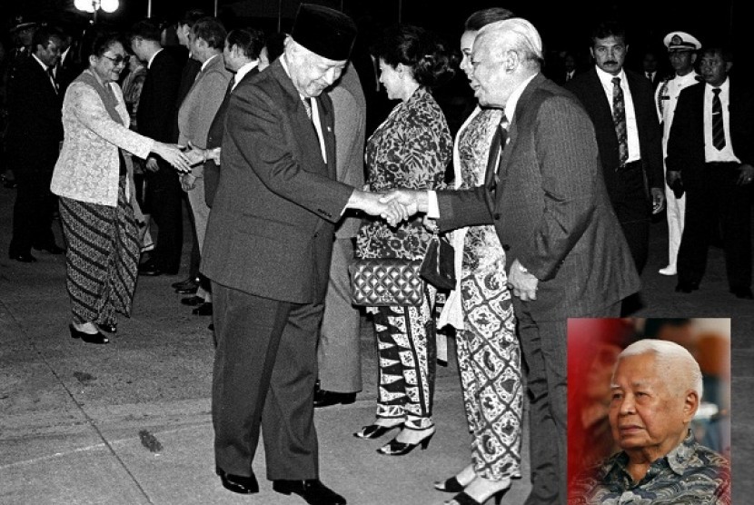 The late President Soeharto (left) shakes hand with Sudomo. The picture was taken on September 11 1990. (Insert: Sudomo in March 2012).