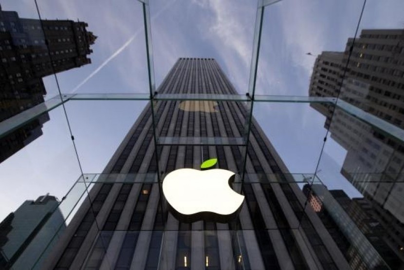 The leaf on the Apple symbol is tinted green at the Apple flagship store on 5th Ave in New York April 22, 2014. Employees and signage have been themed green to mark Earth Day.