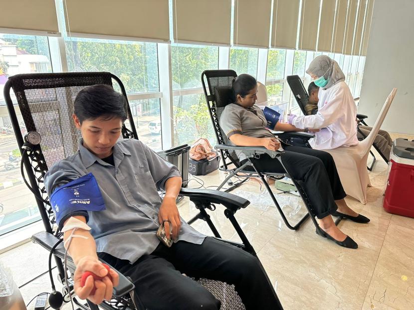 The Luxton Bandung dan PMI Kota Bandung menggelar donor darah.