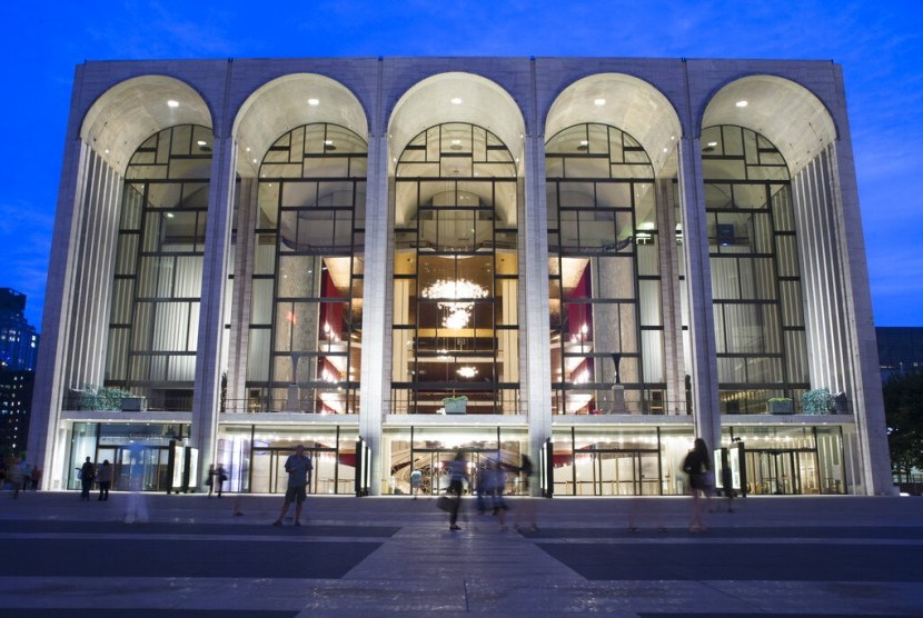 The Metropolitan Opera di New York menawarkan tiket masuk gratis bagi pekerja terdampak shutdown.