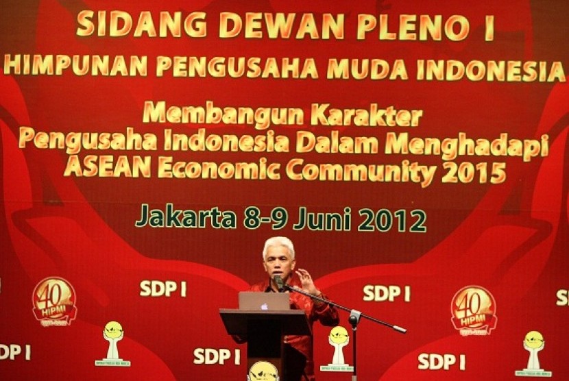 The Coordinating Minister for Economy, Hatta Rajasa, opens the Indonesian Young Entrepreneur Association (HIPMI) in Jakarta, on Saturday.  