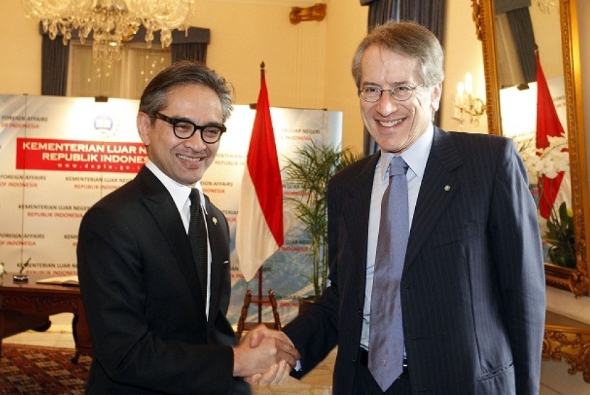 The Minister of Foreign Affairs, Marty Natalegawa (left) meets his Italian counterpart, Giulio Terzi di Sant'Agata.  