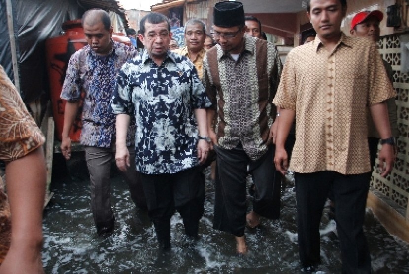 The Minister of Social Affairs, Salim Segaf Al Jufri (second left) visits a flooded area in Kapuk, North Jakarta, Sunday afternoon.