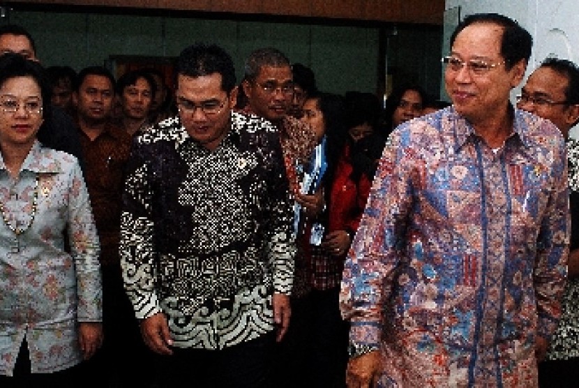 The Minister of State for Development of Disadvantaged Regions, Helmy Faishal Zaini (center)