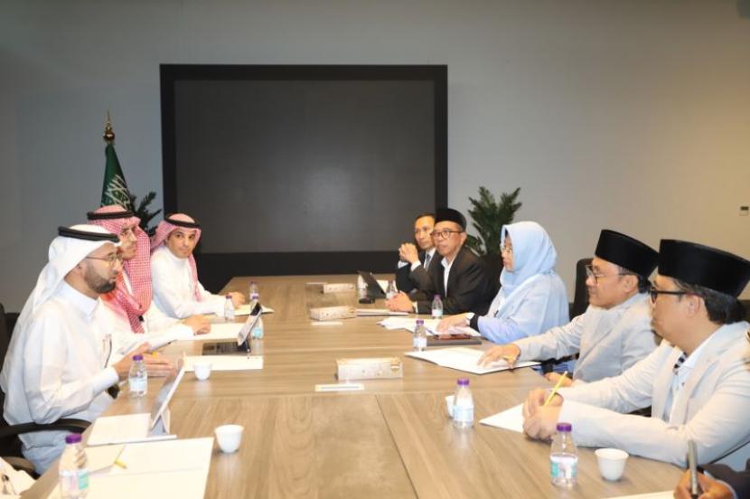 The Ministry of Religious Affairs' Halal Product Guarantee Organizing Agency (BPJPH) held a meeting with the Saudi Food Drug Authority (SFDA) on forming a technical team on halal product guarantees. 