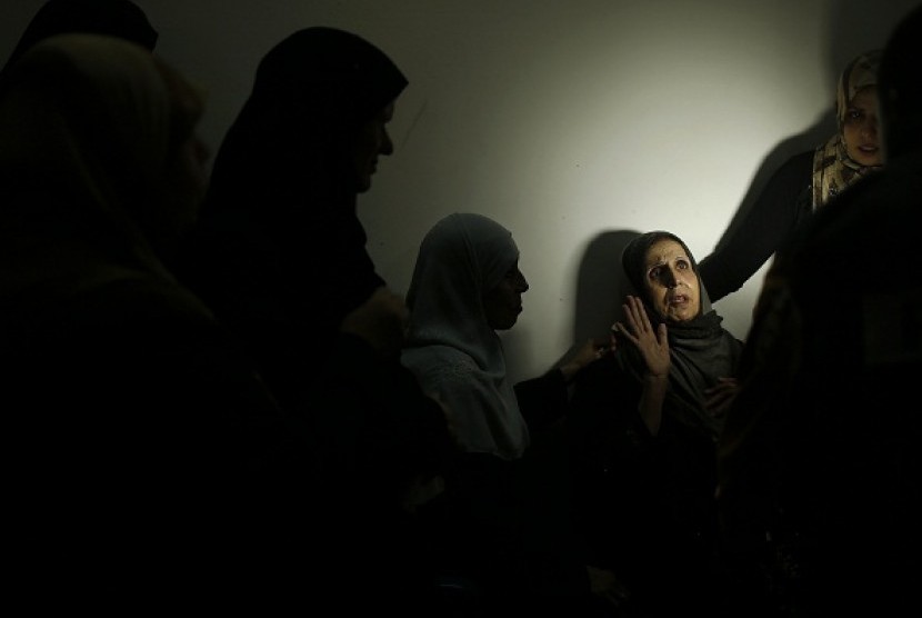 The mother (second from right) of al-Aqsa TV cameraman Mahmoud Al Kawmy mourns during his funeral in Gaza Strip November 21, 2012. The cameramen were killed by Israeli air strikes in his car, not far from the main Shifa hospital in Gaza city. (file photo) 