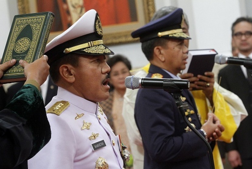 KSAL Laksamana Madya TNI Marsetio (kiri) dan KSAU Marsekal Madya TNI Ida Bagus Putu Dunia (kanan) saat pelantikan di Istana Negara, Jakarta, Senin (17/12).