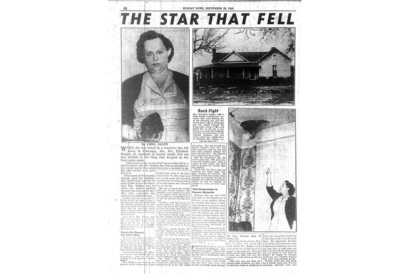 The New York Daily News mempublikasikan kisah meteorit yang jatuh menimpa rumah Elizabeth Hodges dan melukainya pada 25 September 1955.