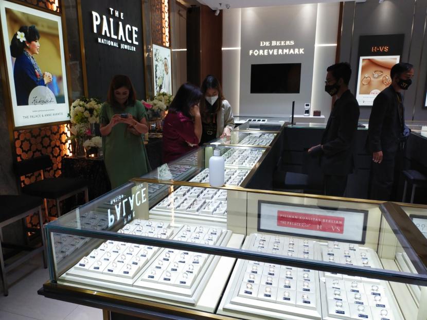 The Palace Jeweler. Salah satu merek perhiasan yang menjual berlian dengan harga terjangkau adalah The Palace Jeweler.