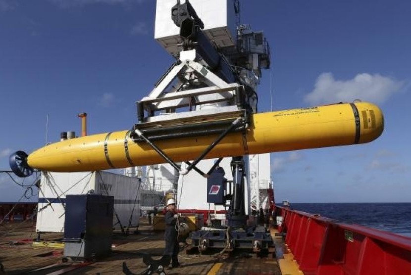 The Phoenix International Autonomous Underwater Vehicle (AUV) Artemis is craned over the side of Australian Defence Vessel Ocean Shield in the Southern Indian Ocean.