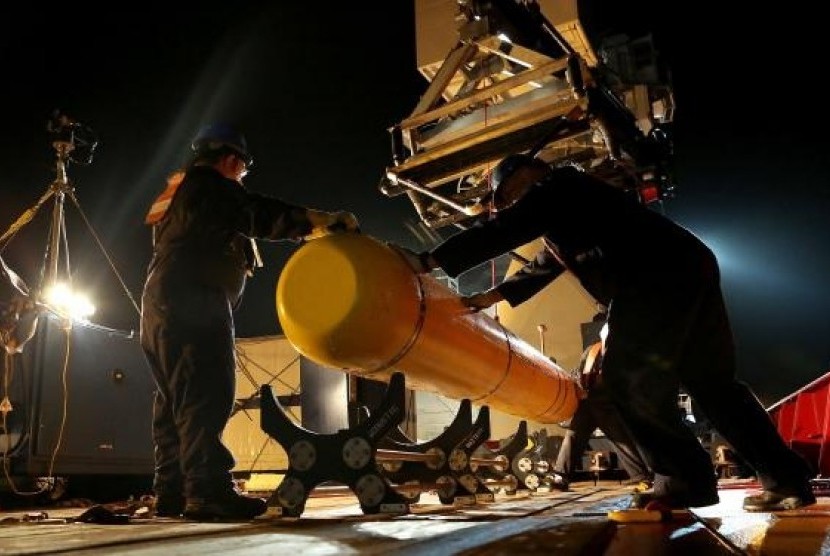 The Phoenix International Autonomous Underwater Vehicle (AUV) Artemis or Bluefin 21, is prepared for deployment from the Australian Defence Vessel Ocean Shield in the Southern Indian Ocean.