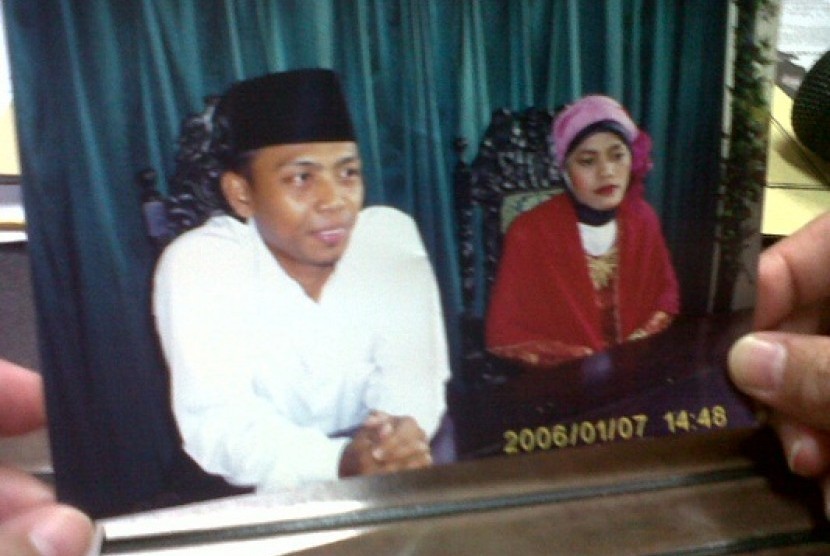 The picture of Toriq (white shirt) while he gets married in 2006. The police still hunt Toriq, the suspect of bomb making in Tambora, West Jakarta. 