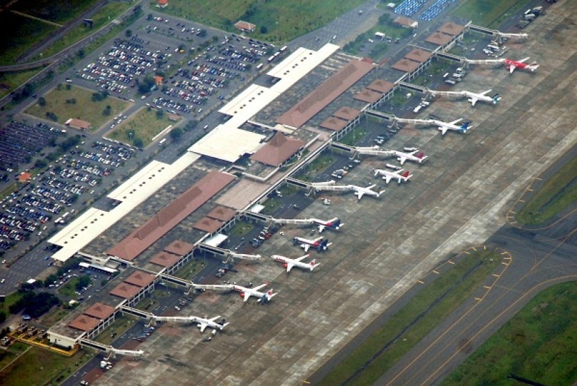 The picture shows an aerial view of Juanda International Airport in Surabaya. Garuda Indonesia plans to open direct flight service Surabaya-Singapore. (illustration)