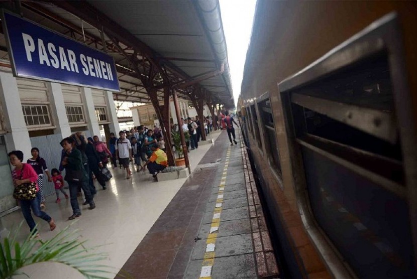 The picture shows Senen train station in Central Jakarta. Government plans to integrate the train station and bus station as part of Transit Oriented Development project. (file photo)