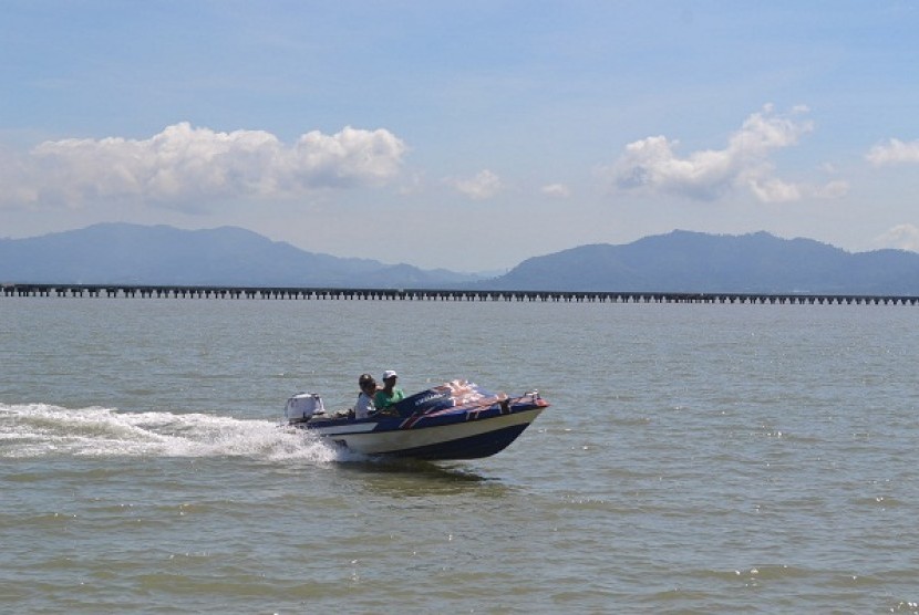 The picture shows the area of Tawau in Malaysia, where a fishing boat capsized and three fishermen missing. (file photo)